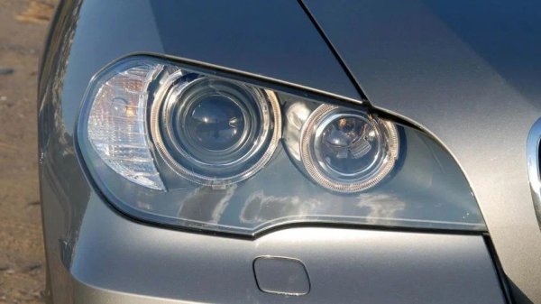 Проблемите с електрониката са често срещани при X5. След няколко години употреба могат да се появят такива с осветлението, неизправности в електрическите прозорци, проблеми с мултимедийната система iDrive и грешки на арматурното табло. Понякога може да блокира ръчната спирачка.

Какво да се направи

Основната причина за повечето проблеми е дефектен модул за управление на предните светлини (FRM), който отговаря и за електрическите прозорци. Той често се поврежда след сваляне на акумулатора или ако зарядът му е нисък, както и ако скенерът за диагностика е свързан неправилно. Понякога може да бъде поправен.
Друг симптом е мократа стелка на шофьорското място - повреден маркуч на устройството за измиване на задното стъкло позволява на влагата да навлезе в кабелния сноп, причинявайки късо съединение.

Проблемите с мултимедията могат да бъдат отстранени с актуализация на софтуера. За да бъдат избегнати неприятностите с електрониката е важно да се следи състоянието на акумулатора, подът да се поддържа сух, а течовете да се отстраняват своевременно.
